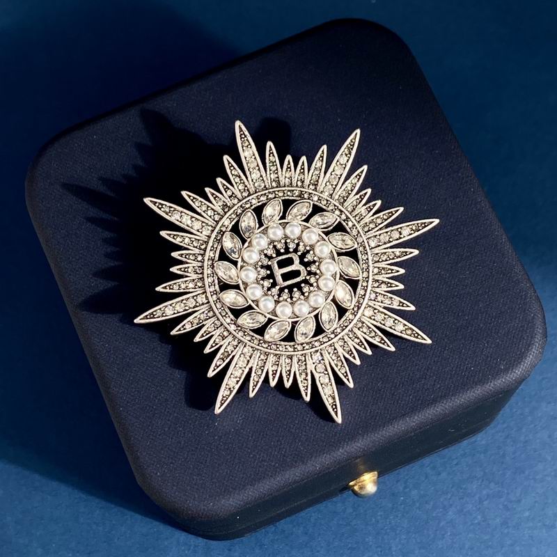 Balenciaga brooch 0721