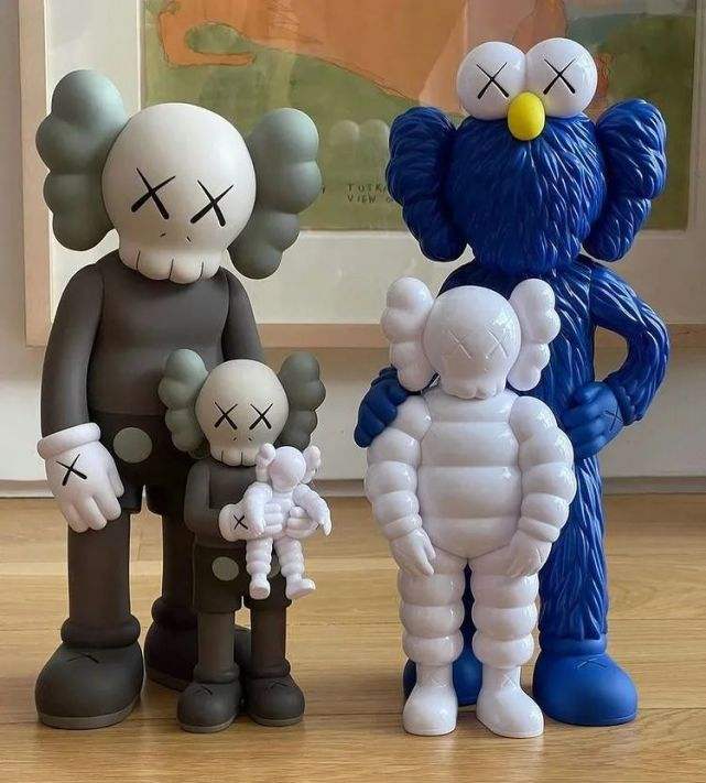 Kaws 47x13x37cm 2.5kg 40